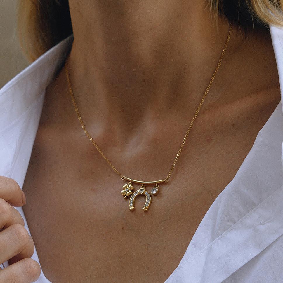 Elegante set de collar con colgante de herradura de acero titanio y detalles de diamantes de imitación, pendientes y pulsera de acero inoxidable galvanizado para mujer
