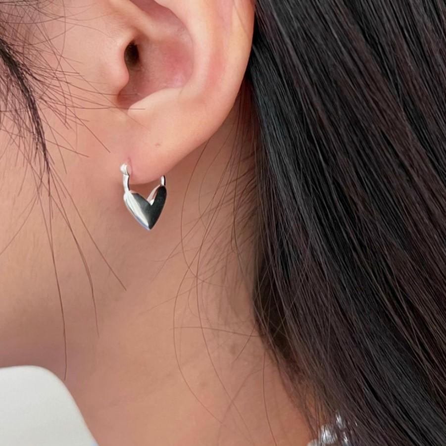 Orecchini a perno da donna minimalisti a forma di cuore in argento sterling 925 con finitura placcata