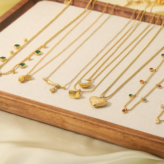Collana minimalista da donna in acciaio inossidabile placcato oro 18 carati con ciondolo a forma di coda di pesce a cuore con nodo di bambù e zirconi a forma di lettera Z