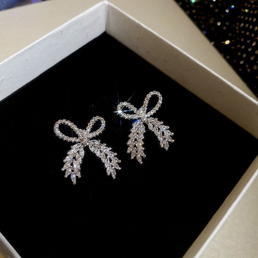 Orecchini a perno minimalisti a stella con perle e accenti di zirconi, su perni in acciaio ipoallergenico
