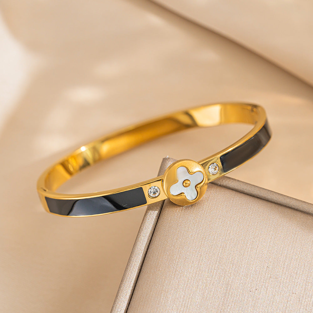 Bracciale Minimalista di Lusso in Acciaio al Titanio con Ciondolo a Quadrifoglio in Madreperla e Finitura Elettroplaccata