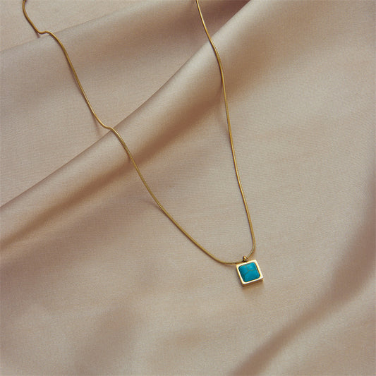 Collana con ciondolo quadrato color turchese minimalista vintage in acciaio al titanio con finitura placcata e catena standard