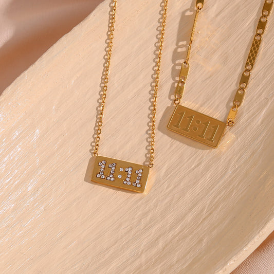 Collana con ciondolo rettangolare in acciaio inossidabile alla moda minimalista con numeri 11:11 e design a naso di maiale per donne