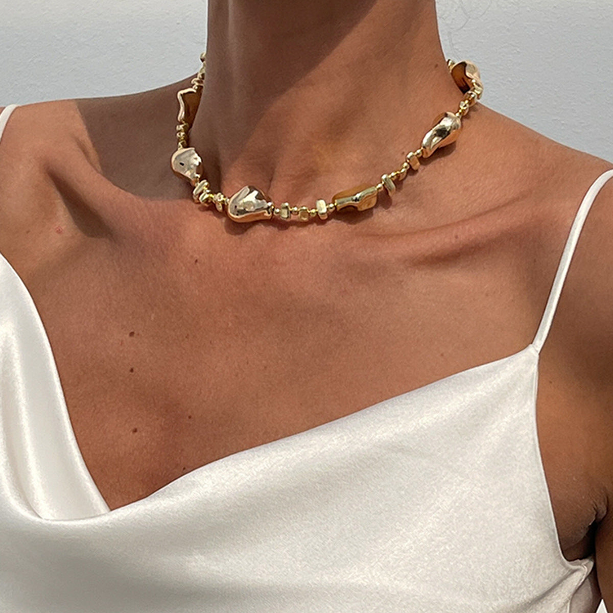 Collana Girocollo Minimalista con Perla Finta a Stella da Donna con Pendente in Lega Placcata Oro e Dettagli a Frange Irregolari