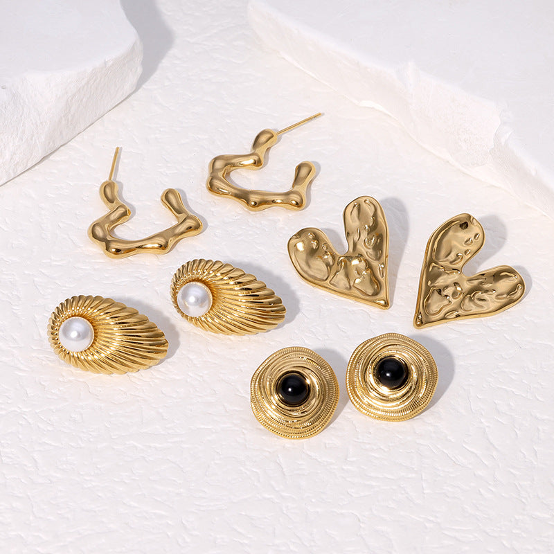 Orecchini a perno geometrici minimalisti in acciaio inossidabile placcati oro 18 carati, acciaio al titanio ipoallergenico, con accento a cuore, finitura elegante di lusso retrò