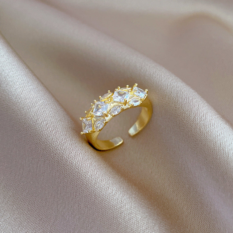 Anello da Matrimonio da Donna Regolabile Minimalista Quadrato in Zirconia con Fascia in Ottone Placcato Oro e Design a Corona