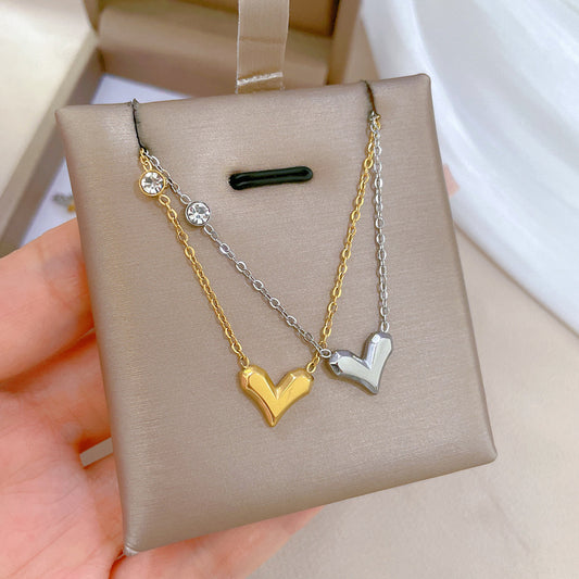 Cadena de collar minimalista con colgante de corazón de acero de titanio y detalles florales de circonita