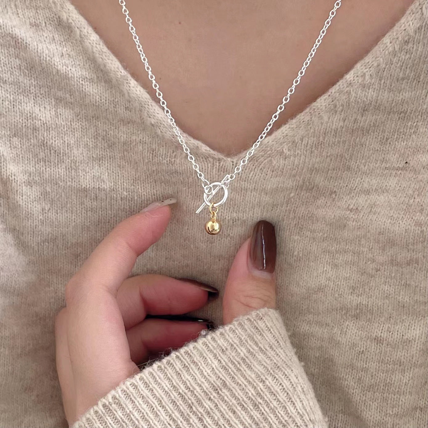 Collana con ciondolo geometrico minimalista naturale con campanella in argento su catena a maglia quadra in argento sterling 925