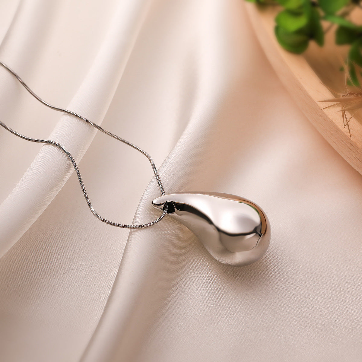 Collana a pendente a goccia minimalista in rame placcato oro da donna