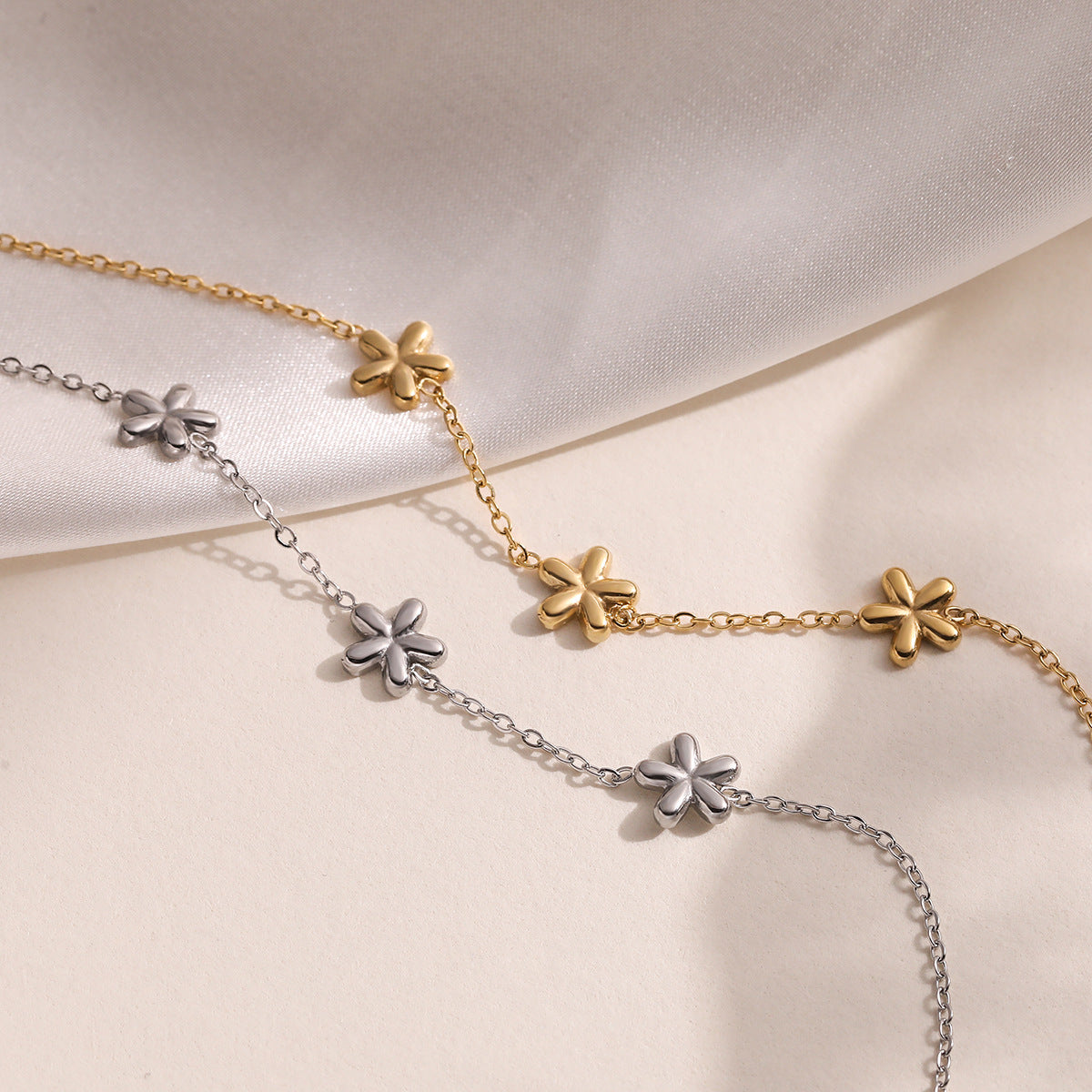 Bracciale in Acciaio Inossidabile a Forma di Fiore Minimalista da Donna Placcato Oro 18K, Design Irregolare