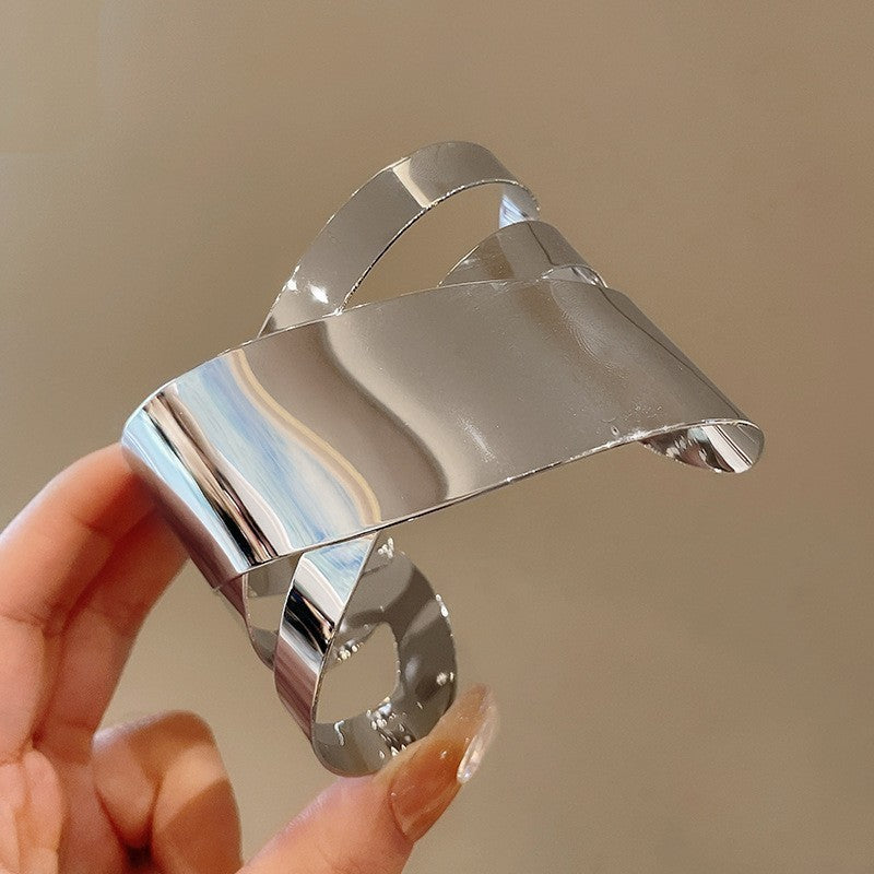 Pulsera de metal con patrón de cuadrícula geométrica de tono frío minimalista con acabado galvanizado para mujer