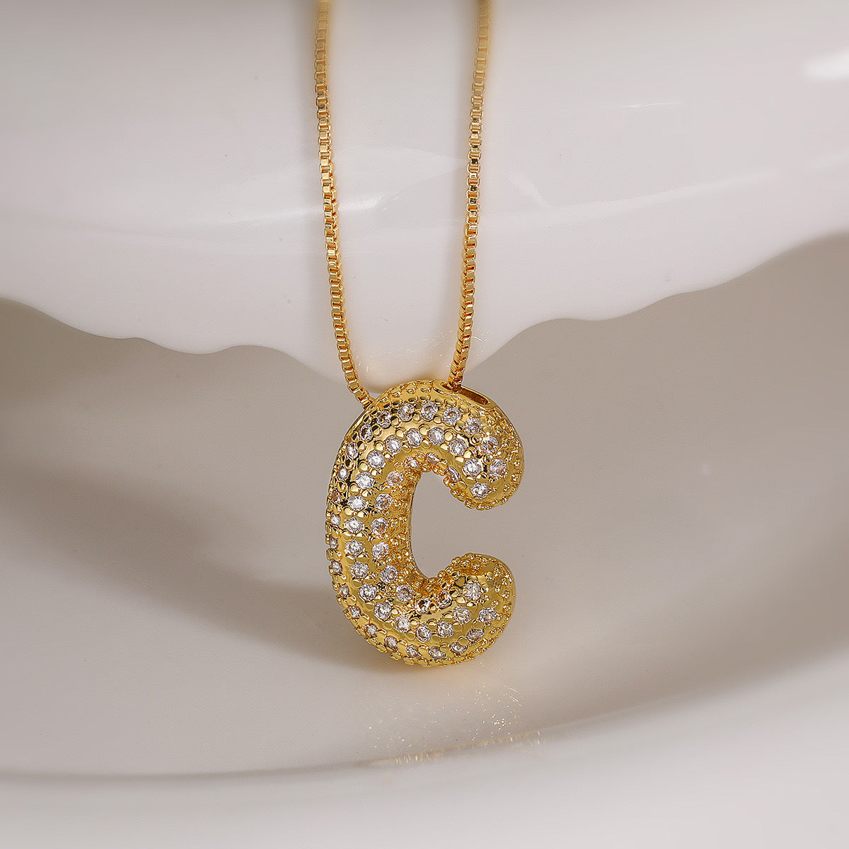 Collana da donna in acciaio al titanio placcato con lettera minimalista e zirconi cubici
