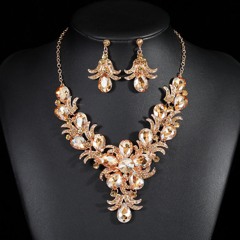 Juego de collar y pendientes de aleación floral vintage para mujer con acabado chapado y colgante en forma de corazón
