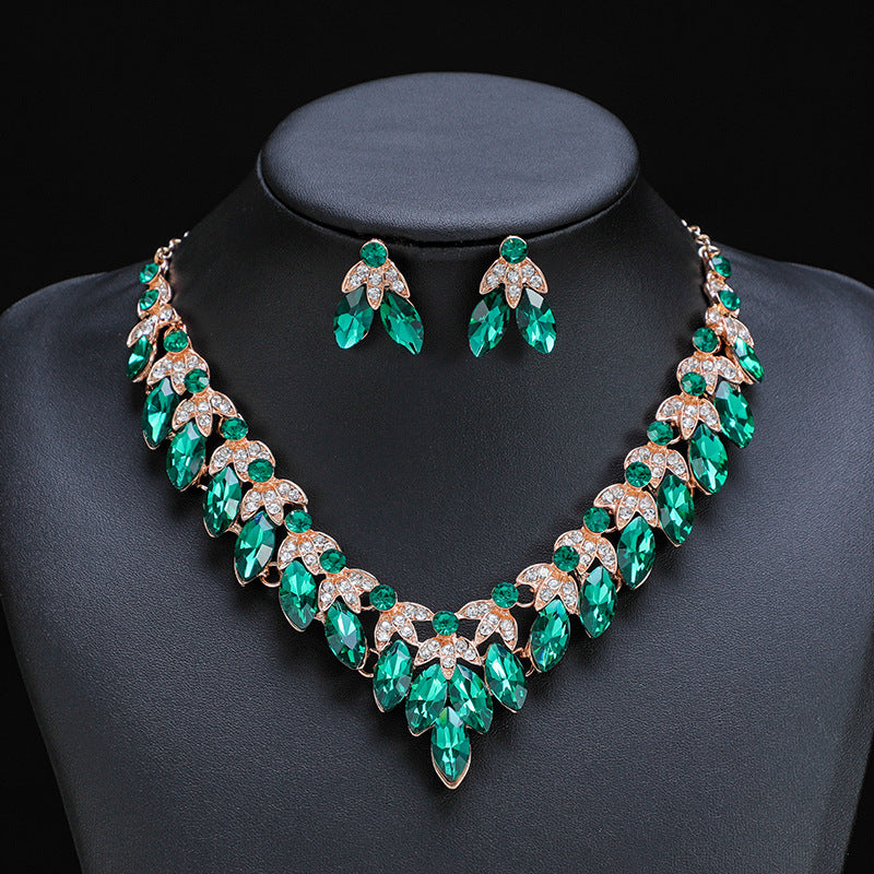 Vintage Floral Leaf Pendant Necklace and Earrings Set for Women Alloy Short Clavicle Chain with Plated Finish