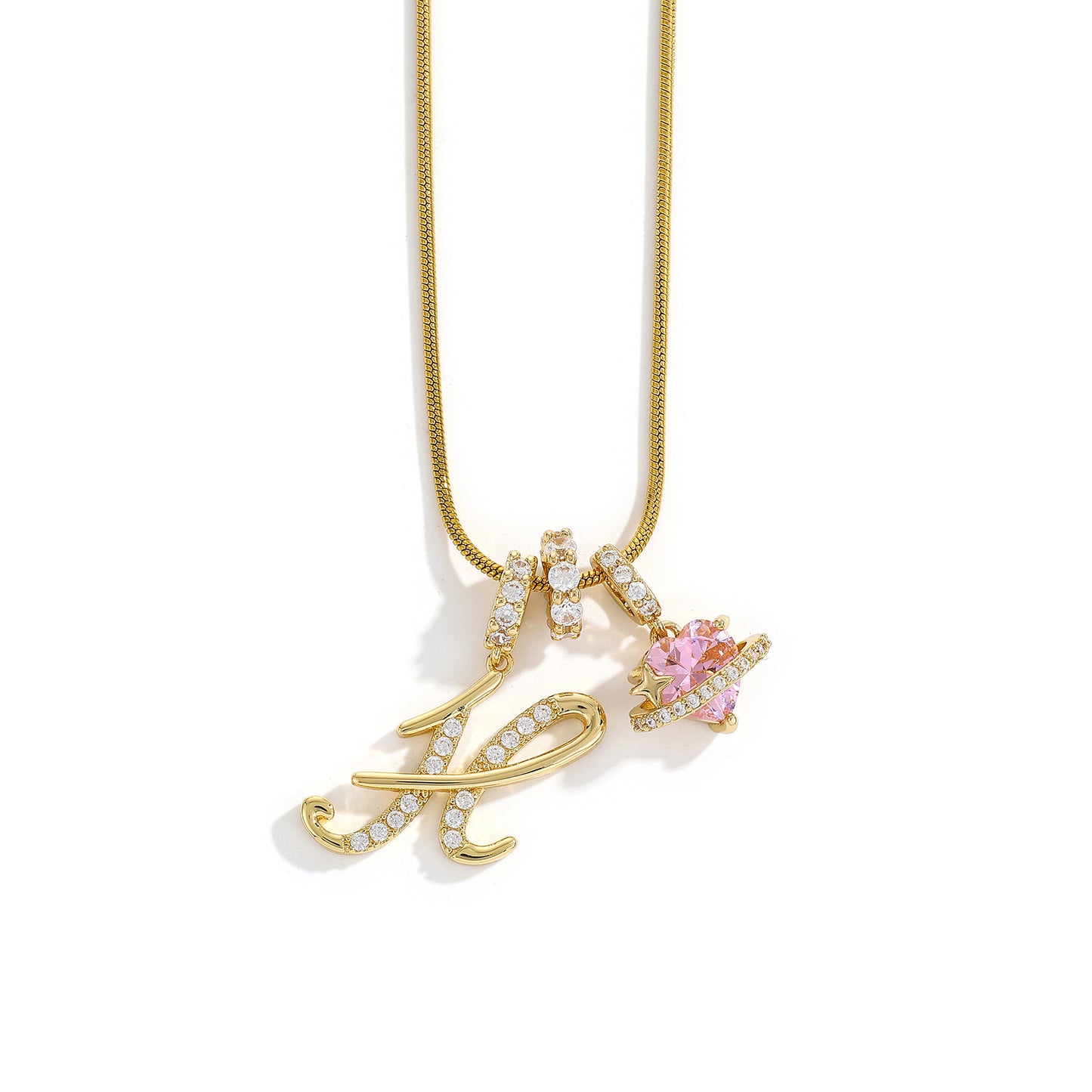 Collana con ciondolo a lettera minimalista in rame con intarsio di zirconi dal design geometrico per donna