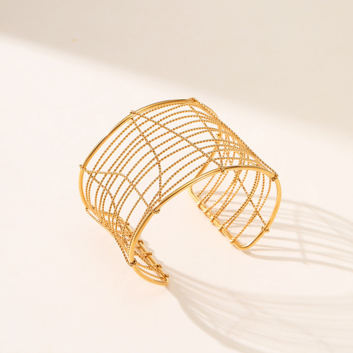 Bracciale Geometrico Intagliato in Acciaio al Titanio con Finitura Placcata, Gioiello di Moda Minimalista
