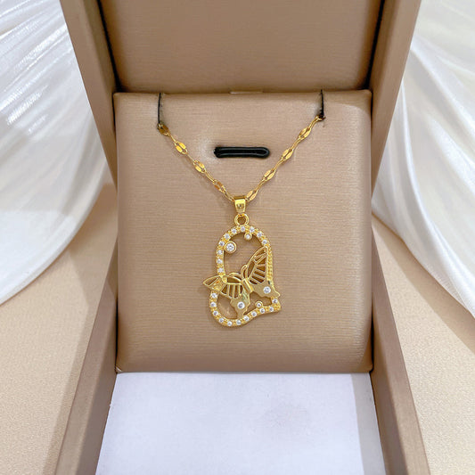 Collana Minimalista in Acciaio al Titanio a Forma di Cuore e Farfalla con Dettagli in Perle e Intarsi di Strass da Donna