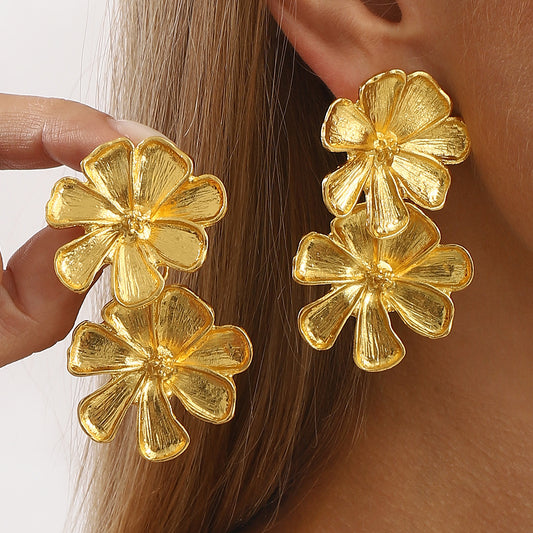 Pendientes de botón de aleación floral de lujo con acabado chapado para mujer — Diseño de flor botánica elegante y versátil