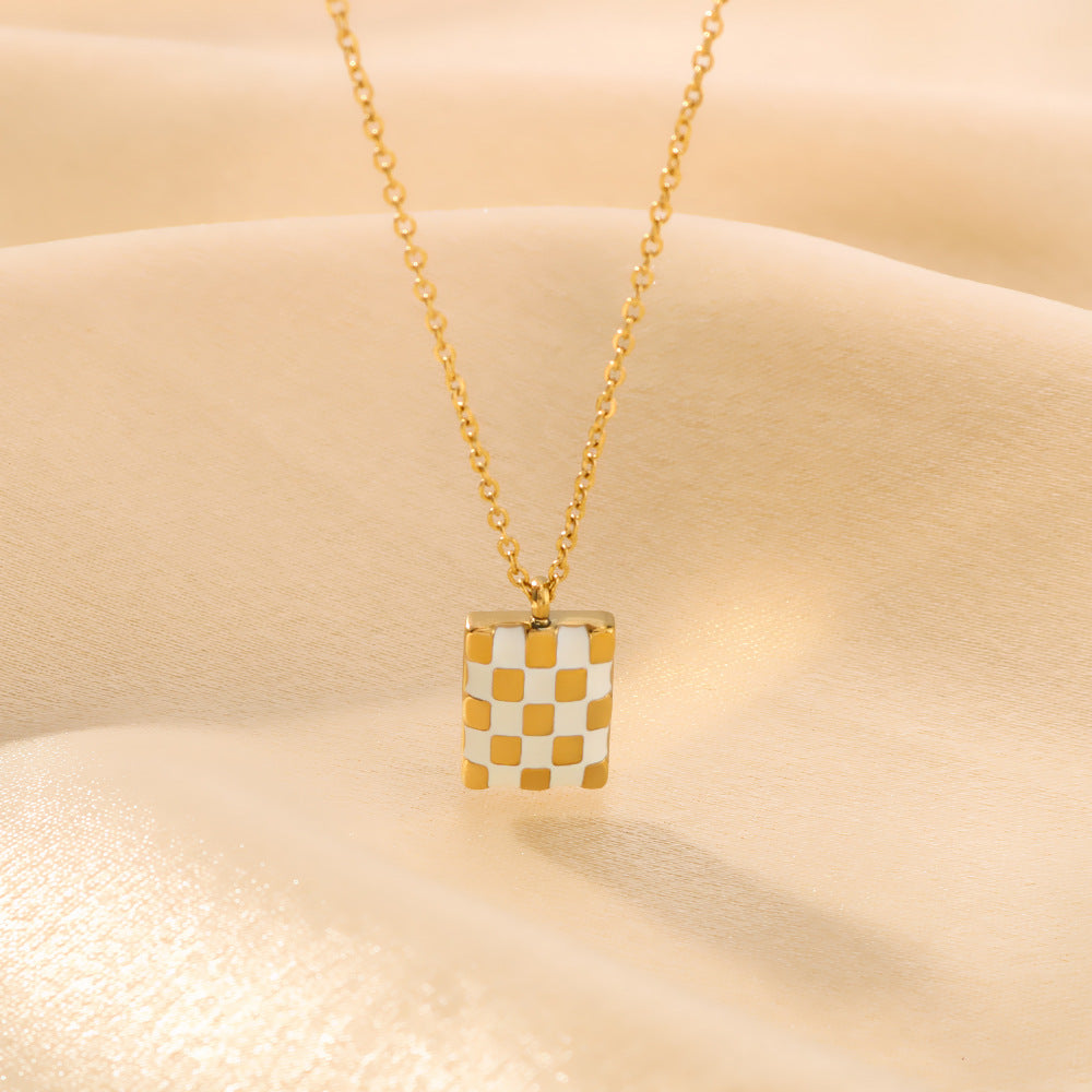 Collana Minimalista con Pendente Quadrato a Scacchi in Acciaio Titanio e Finitura Placcata Sottovuoto in Oro 18K su Catena a O da Donna