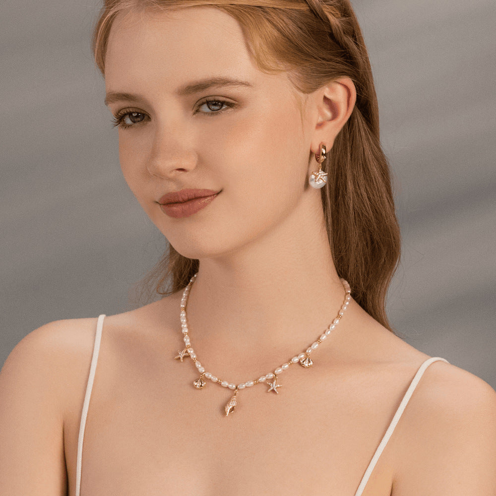 Collar de barra con dije de perla y concha de latón chapado en oro, informal