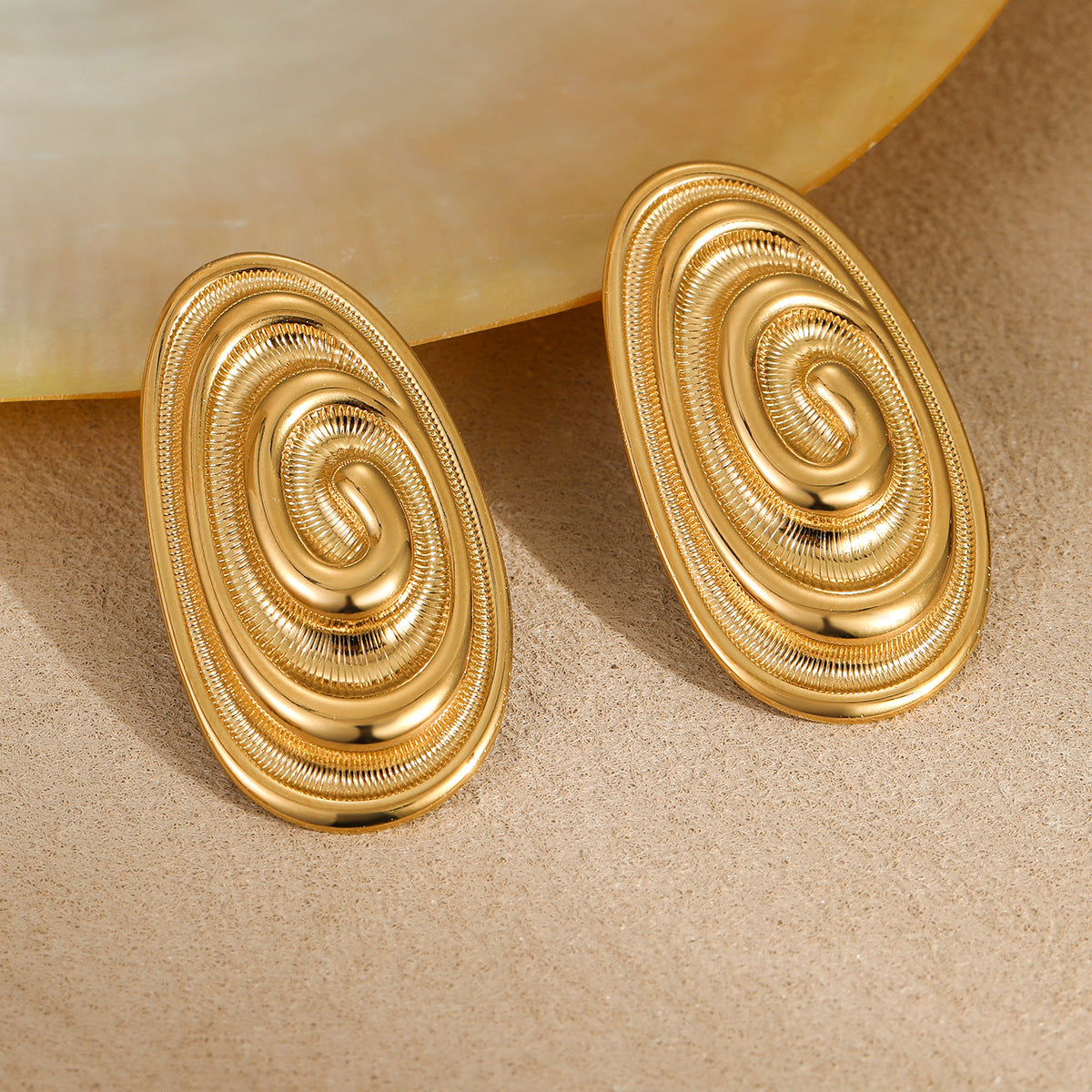 Pendientes ovalados geométricos de acero inoxidable para mujer con acabado chapado y diseño arrugado texturizado