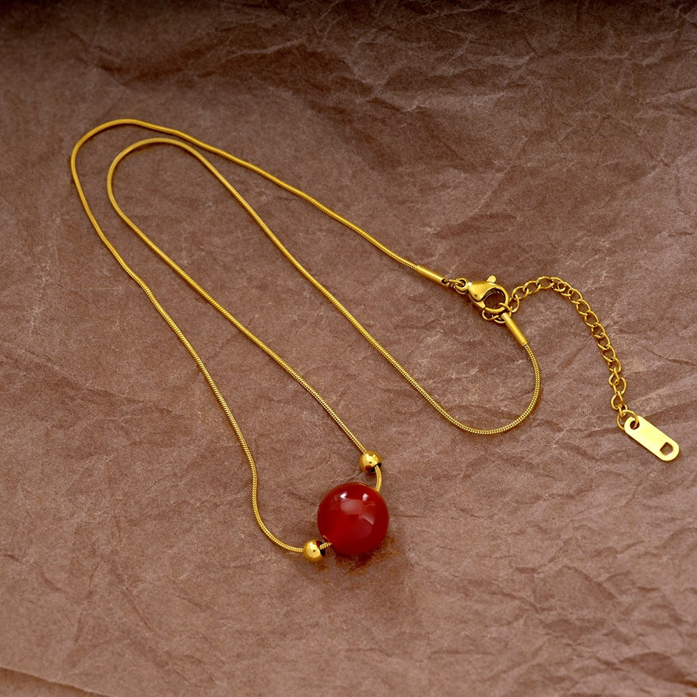 Collana con ciondolo floreale minimalista in agata rossa per donna con catena a serpente in acciaio al titanio e finitura placcata