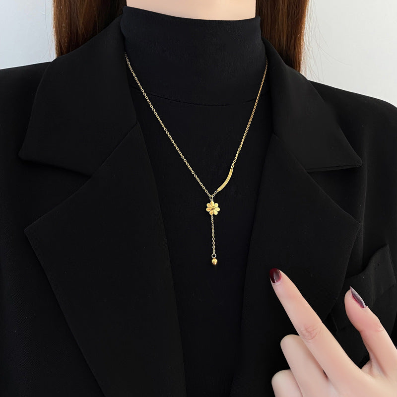 Fashionable Daisy Pendant Necklace for Women in Titanium Steel with Gold Plating and Fringe Detail on O-Chain