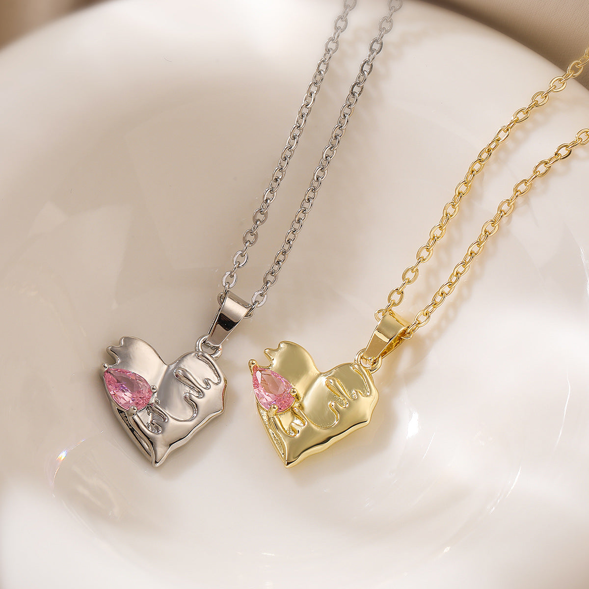 Elegante Collana Minimalista a Cuore in Rame Placcato Oro Vero con Pendente in Zirconia per Donna