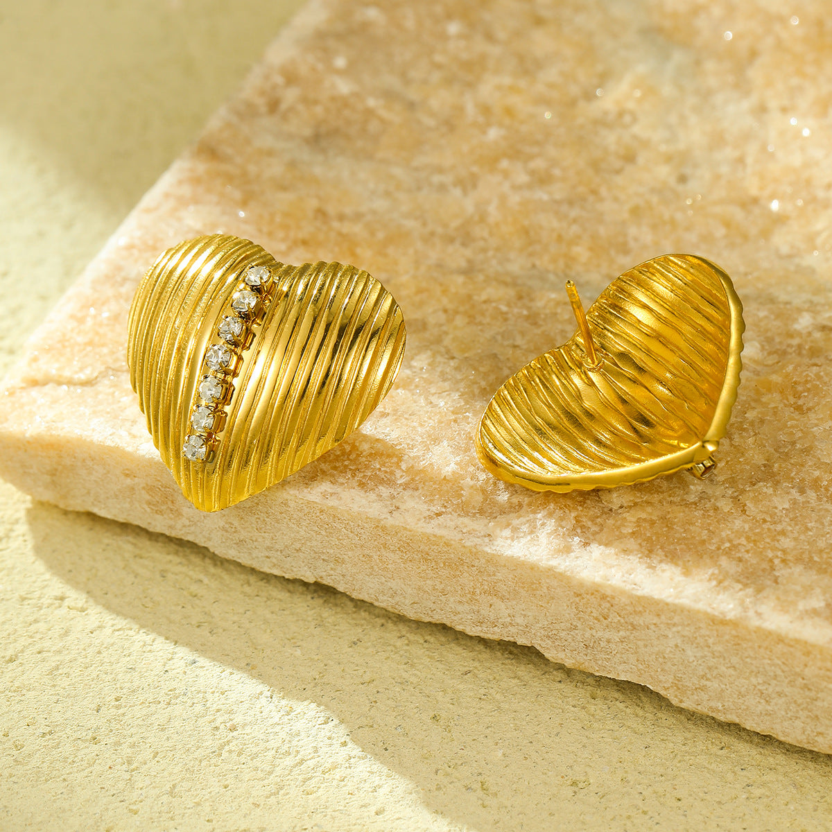 Pendientes de tuerca de acero de titanio con incrustaciones de circonita con forma de corazón, chapados en oro de 18 quilates, a la moda para mujer