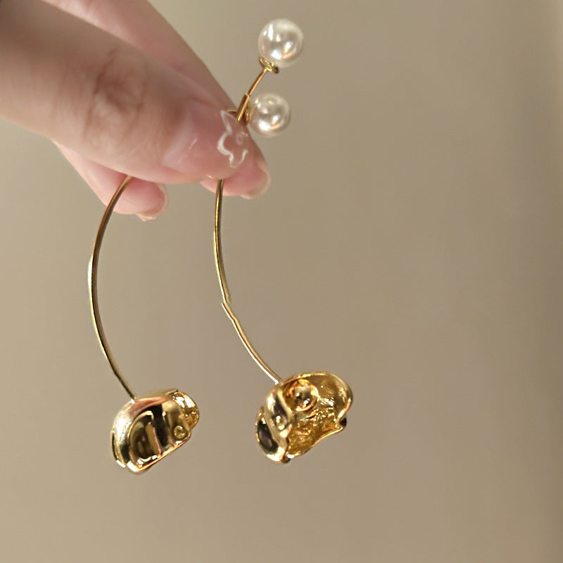 Orecchini a perno da donna minimalisti con perle, motivi floreali e geometrici, e perni in acciaio placcato