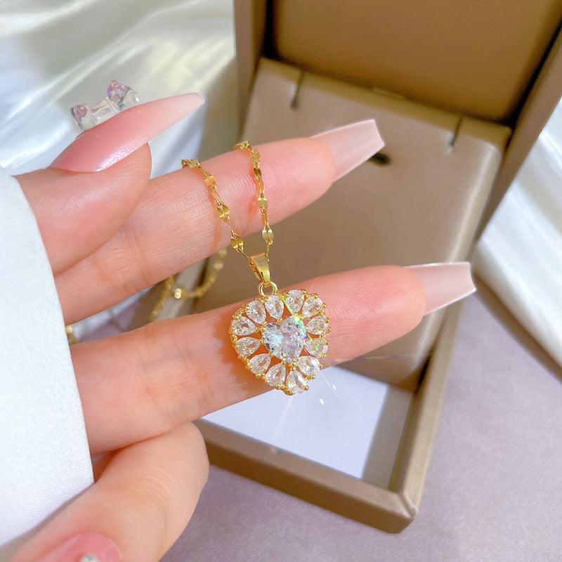 Collana con ciondolo a cuore placcato oro in acciaio al titanio di lusso per donna con strass, catena delicata per clavicola