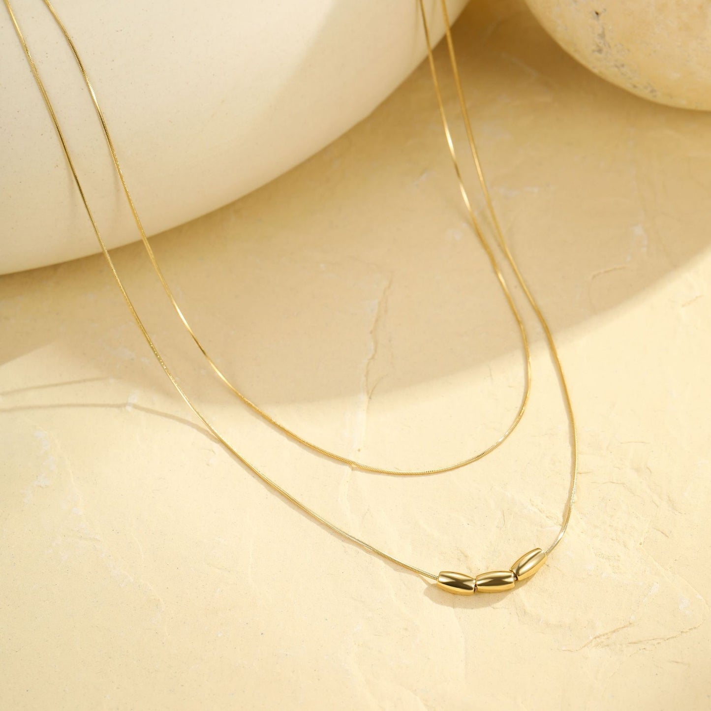 Collana pendente con perline geometriche in acciaio inossidabile stile minimalista da donna con finitura placcata e delicato design a doppia catena sulla clavicola