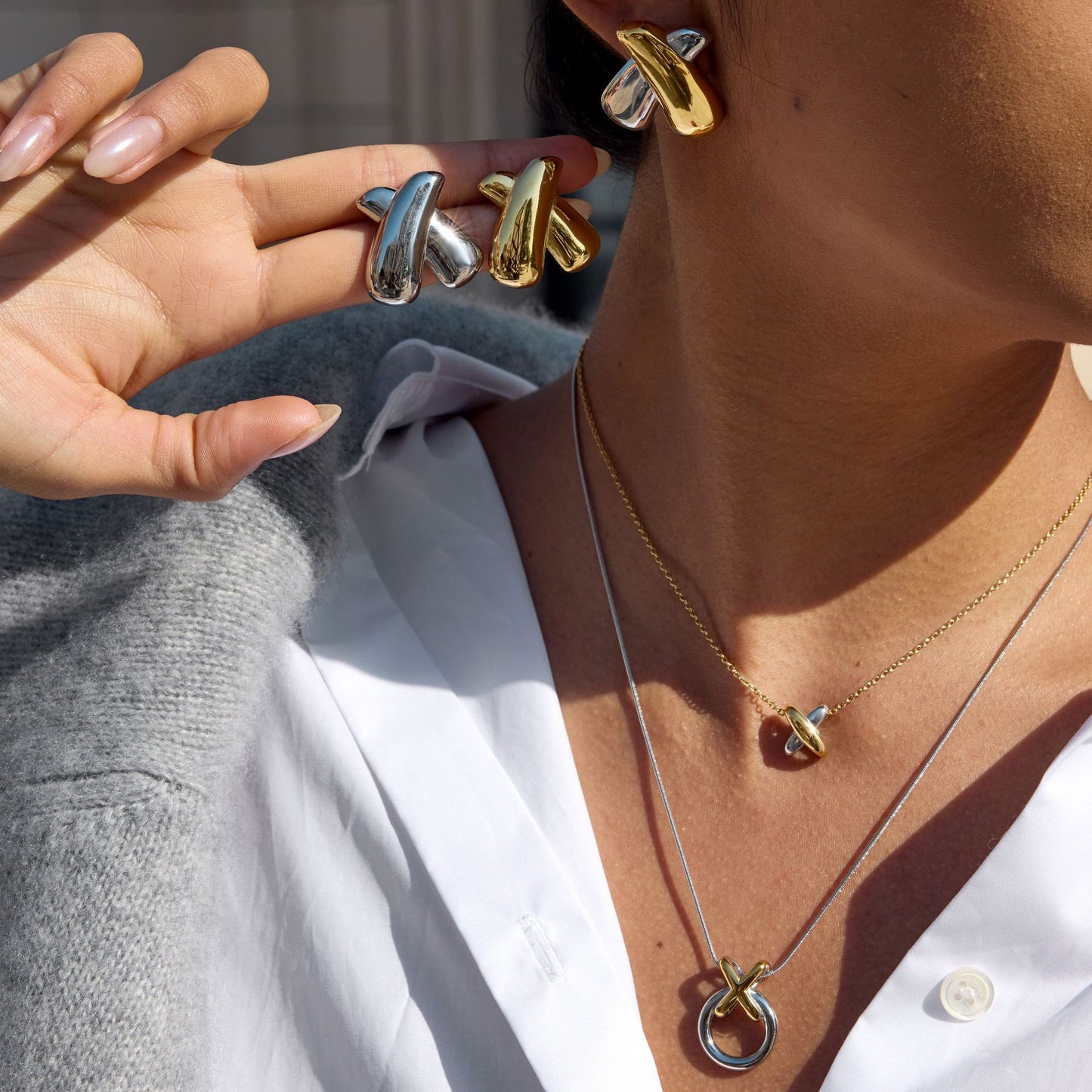 Set Collana con Pendente Geometrico Minimalista e Orecchini in Acciaio al Titanio con Finitura Placcata per Donna