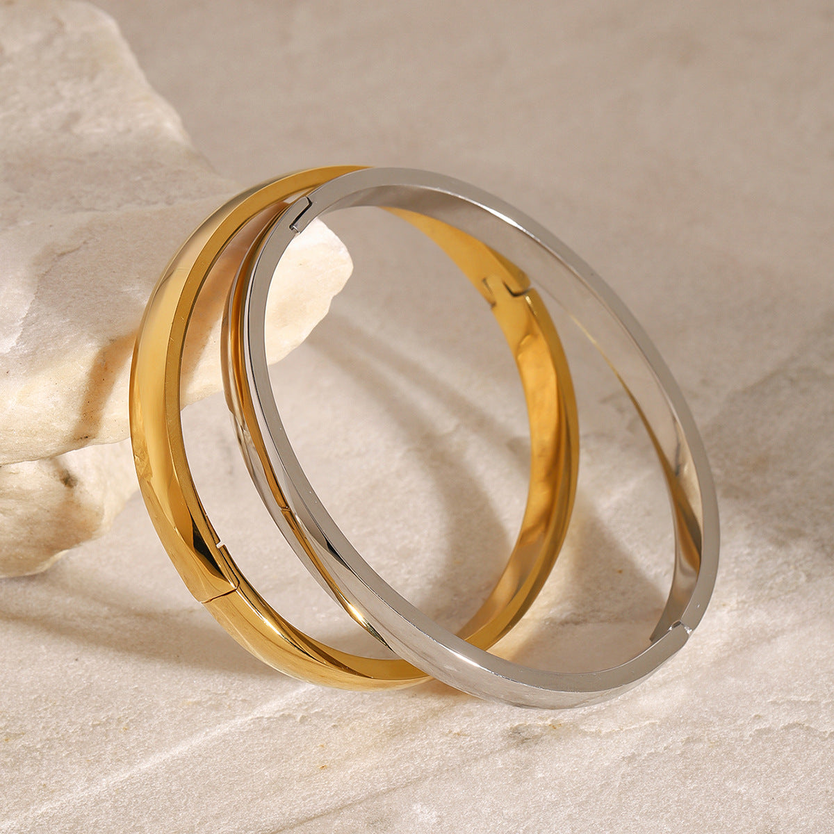 Pulsera Minimalista de Acero Inoxidable para Mujer con Acabado Pulido y Cierre de Palanca