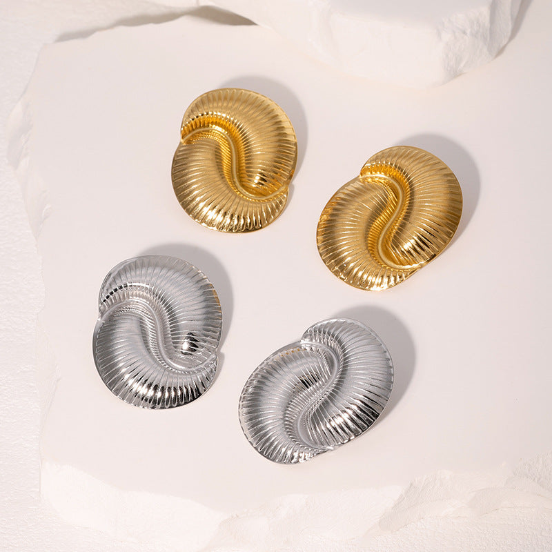 Orecchini a perno geometrici minimalisti in acciaio inossidabile con motivo a conchiglia placcati in oro 18 carati da donna