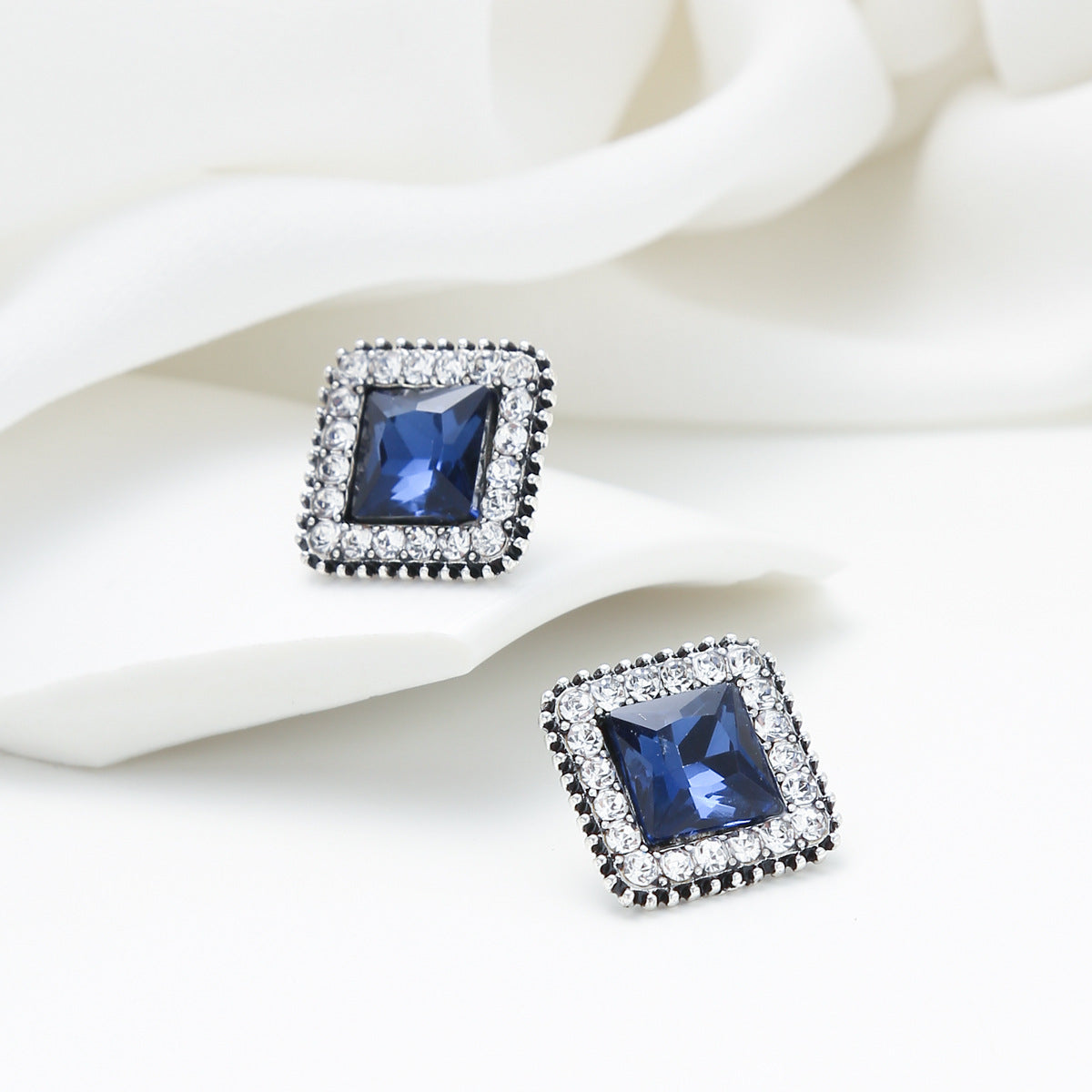 Pendientes de aleación con diseño geométrico y circonitas incrustadas para mujer, elegantes aretes de bisutería con diamantes de imitación engastados