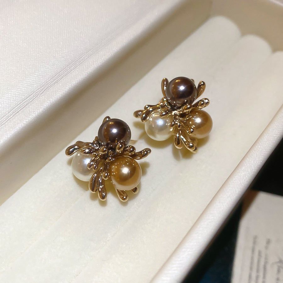 Aretes de flor marrón estilo francés vintage con perlas y postes de acero chapados en oro para mujer