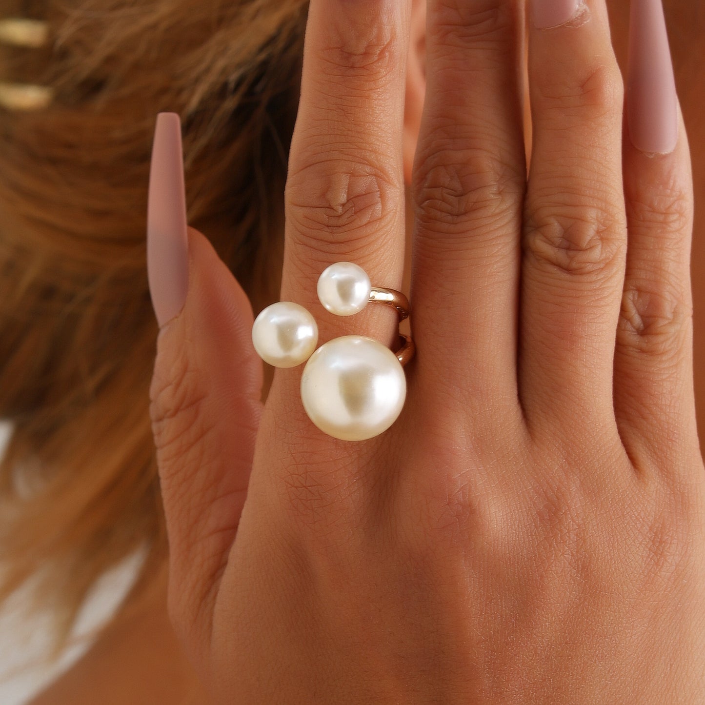 Anillo geométrico de moda con tres perlas simuladas en banda de metal galvanizado para mujer