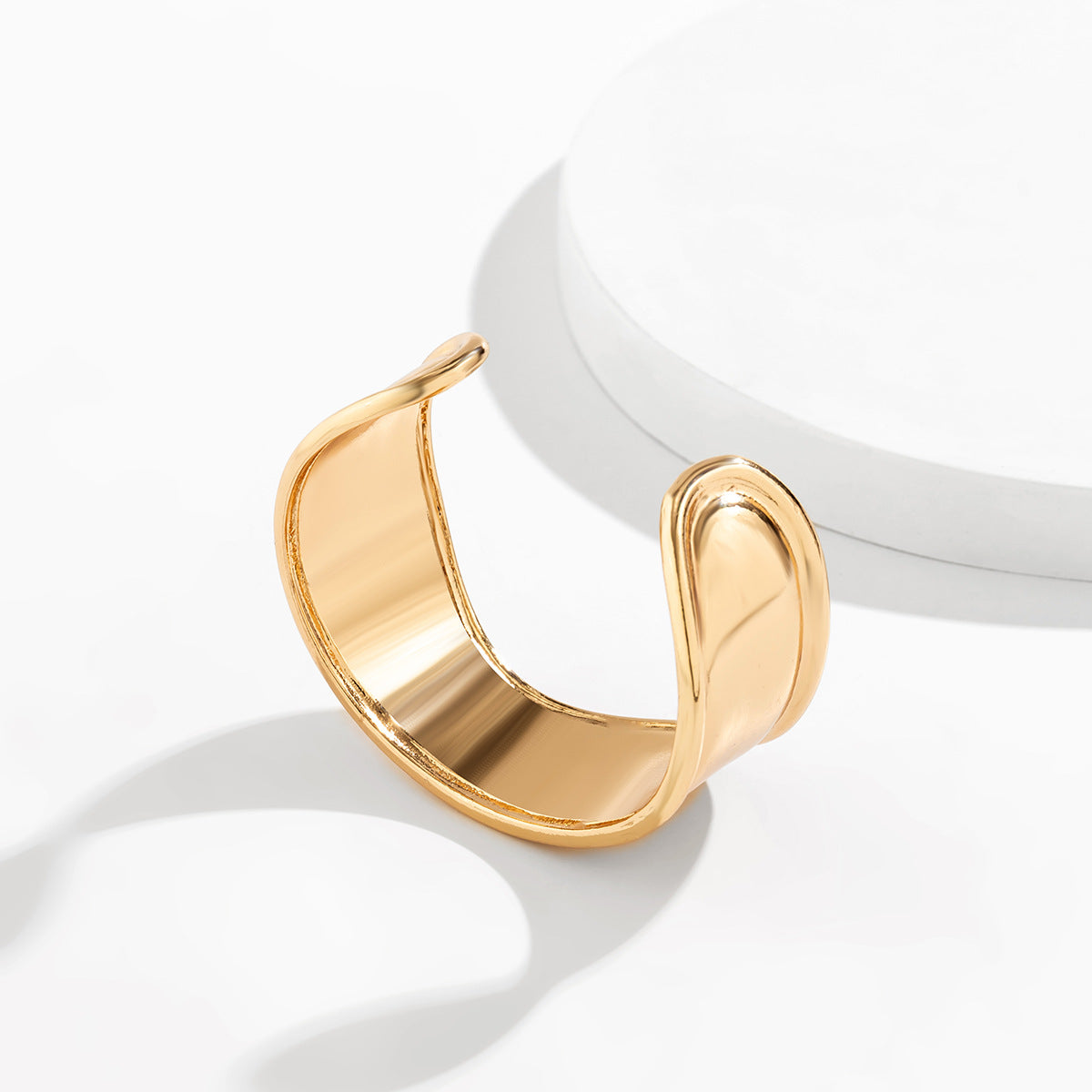 Bracciale da donna in lega a V geometrico irregolare minimalista con superficie lucida e finitura galvanica