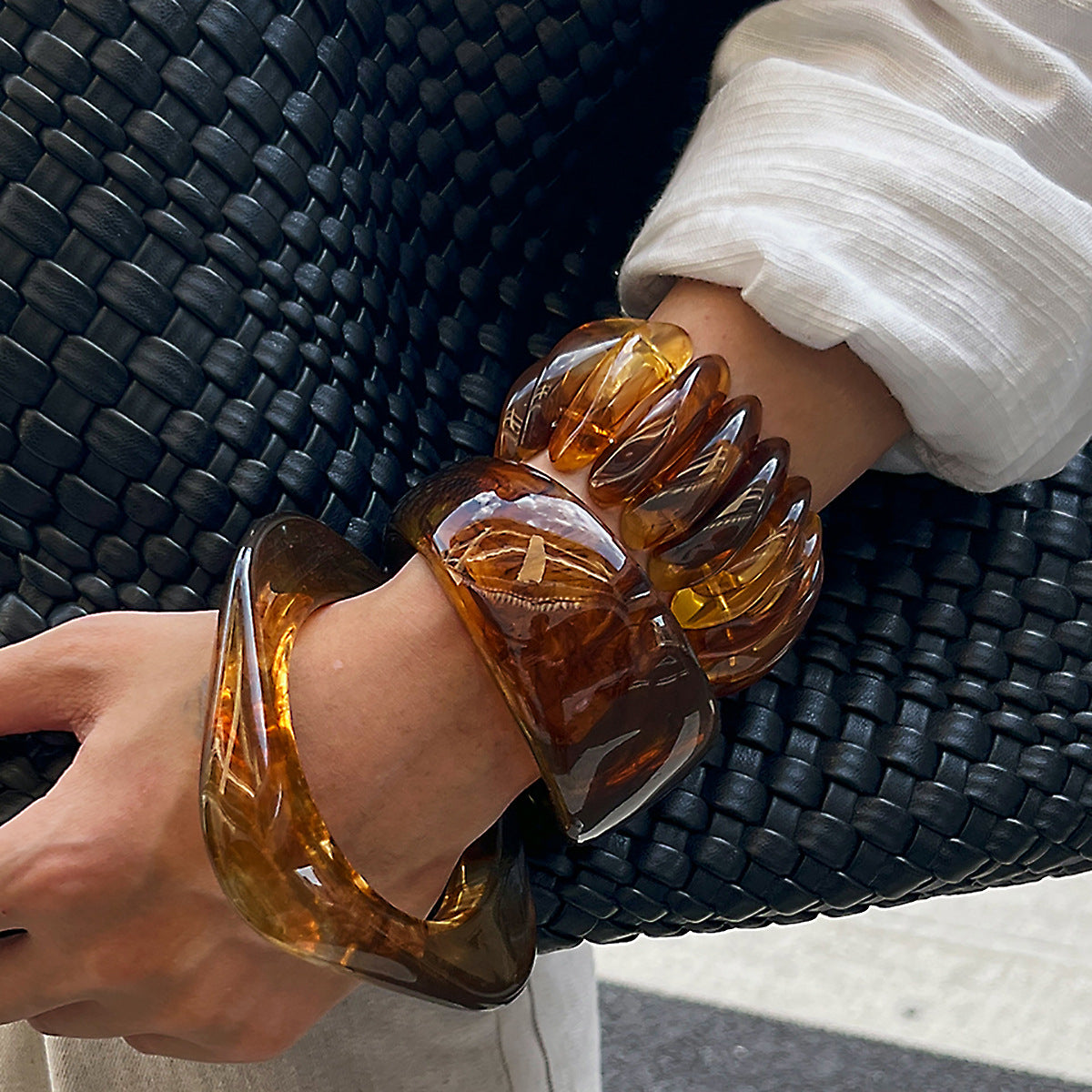 Bracciale da donna in resina oversize semi-trasparente effetto marmo ambrato vintage con forma geometrica