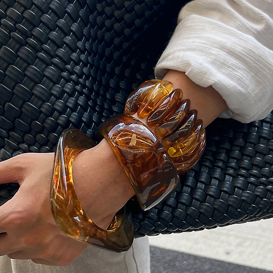 Bracciale da donna in resina oversize semi-trasparente effetto marmo ambrato vintage con forma geometrica