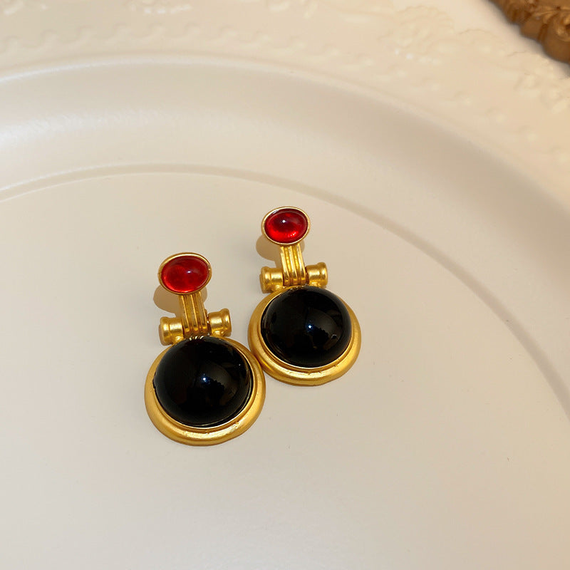 Pendientes asimétricos vintage con cabeza de león de metal con postes de acero bañados en plata para mujer