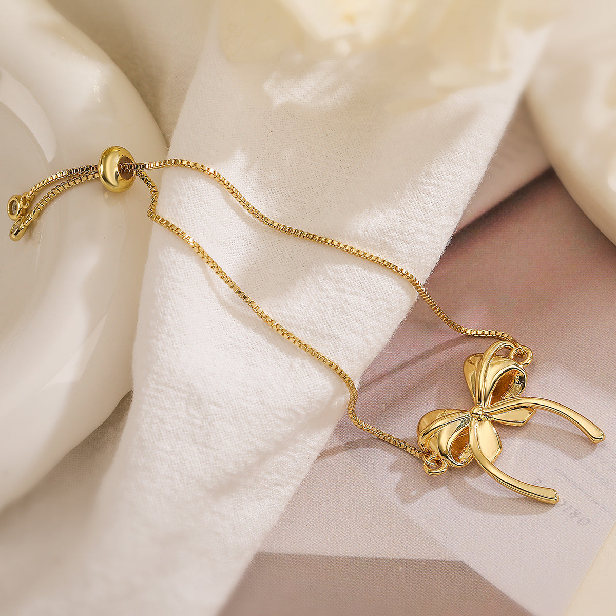 Sweet Style Bowknot-Shaped Hand Chain for Women Made of Brass with Real Gold Plating and Micro-Paved Zirconia