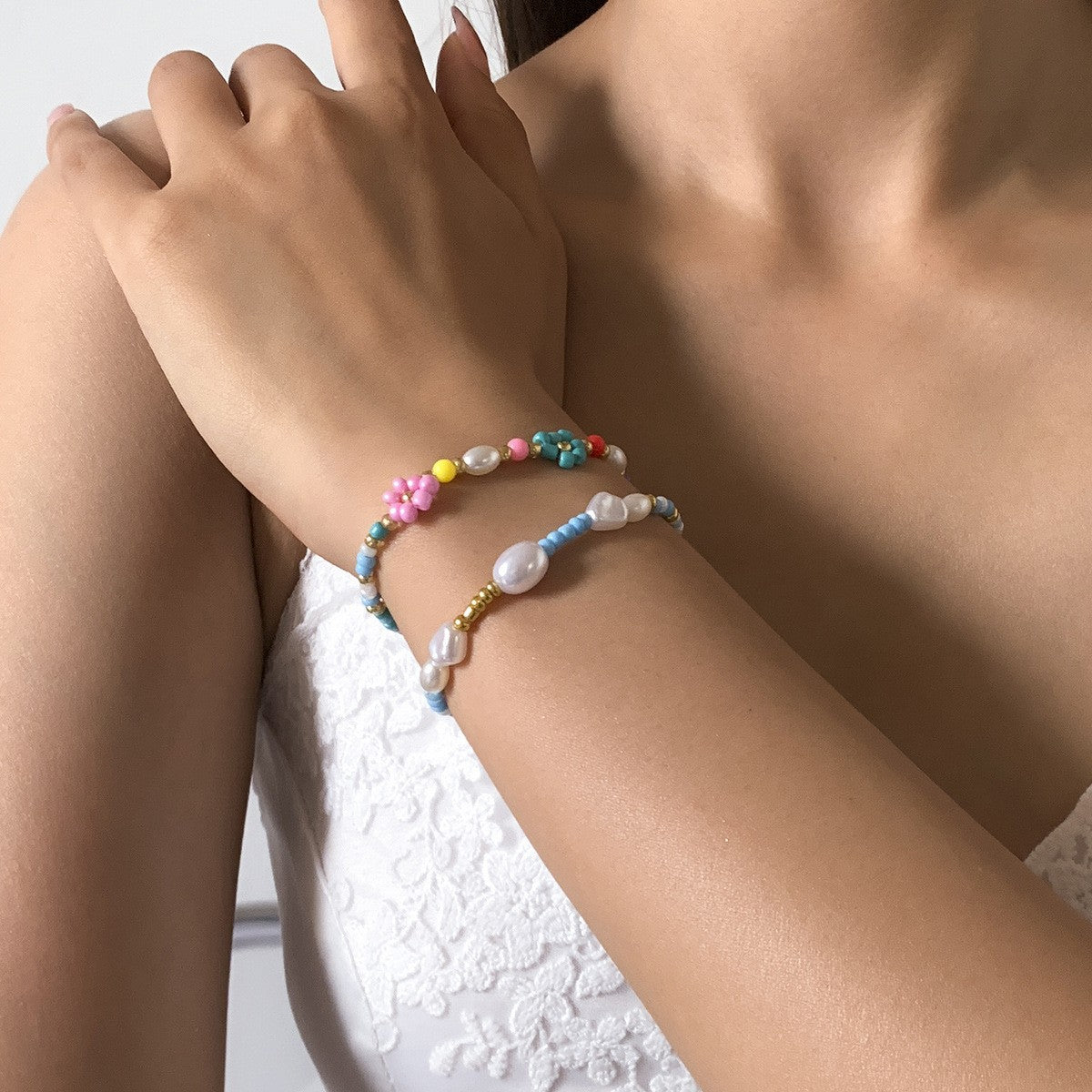 Fresh and Sweet Daisy Embroidered Elastic Bracelet Set for Women with Geometric Beaded Design in Resin Material