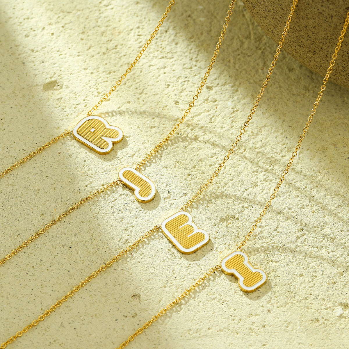 Collana con pendente a forma di lettera minimalista in acciaio inossidabile placcato oro 18 carati e dettagli in smalto da donna