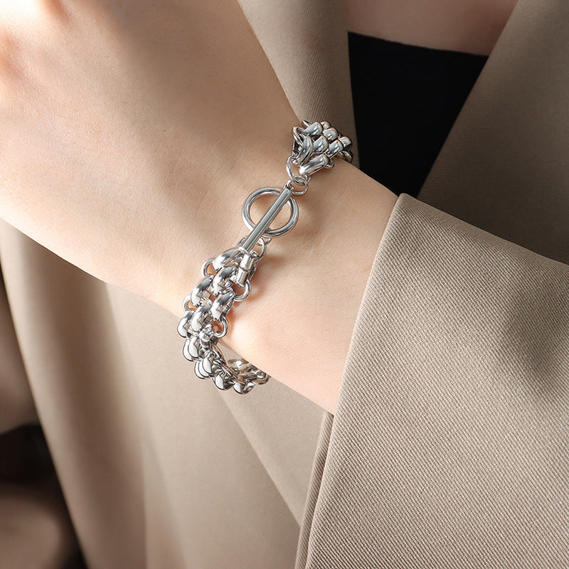 Set collana con ciondolo in acciaio al titanio minimalista audace e cool con catena a maglie spesse e bracciale placcato oro abbinato per donna
