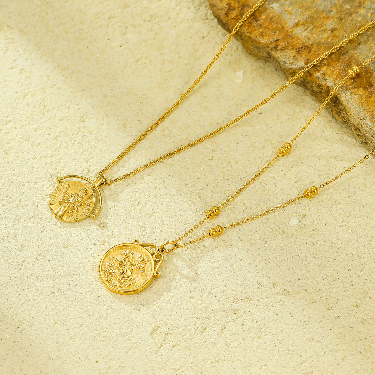 Collana da donna con ciondolo a moneta astratta in stile romano antico, in acciaio inossidabile placcato oro con design minimalista alla moda