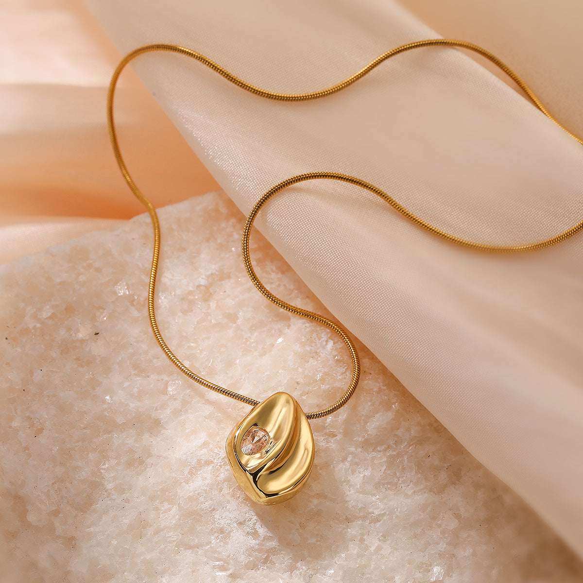 Collar Colgante Geométrico Irregular Minimalista para Mujer de Acero Titanio con Baño de Oro Real e Incrustaciones de Circones