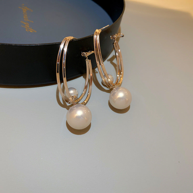 Elegantes pendientes florales de perlas con postes de plata chapados en oro para mujer