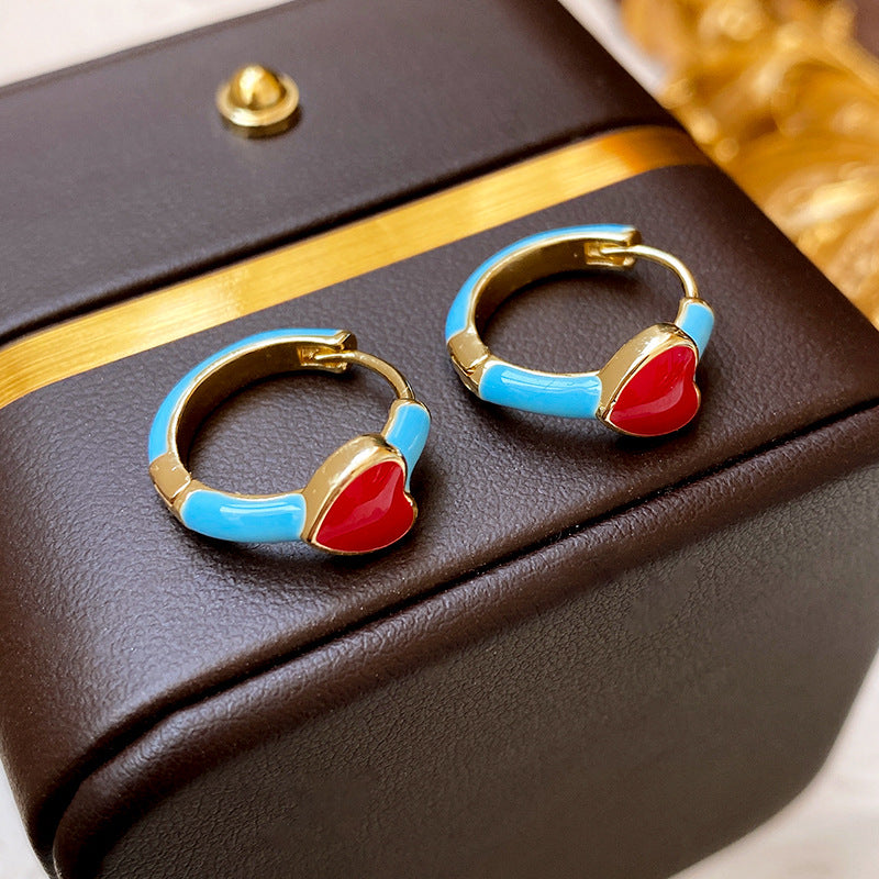 Pendientes de tuerca minimalistas de metal con forma de corazón esmaltado en rojo para mujer, con un diseño elegante y versátil.